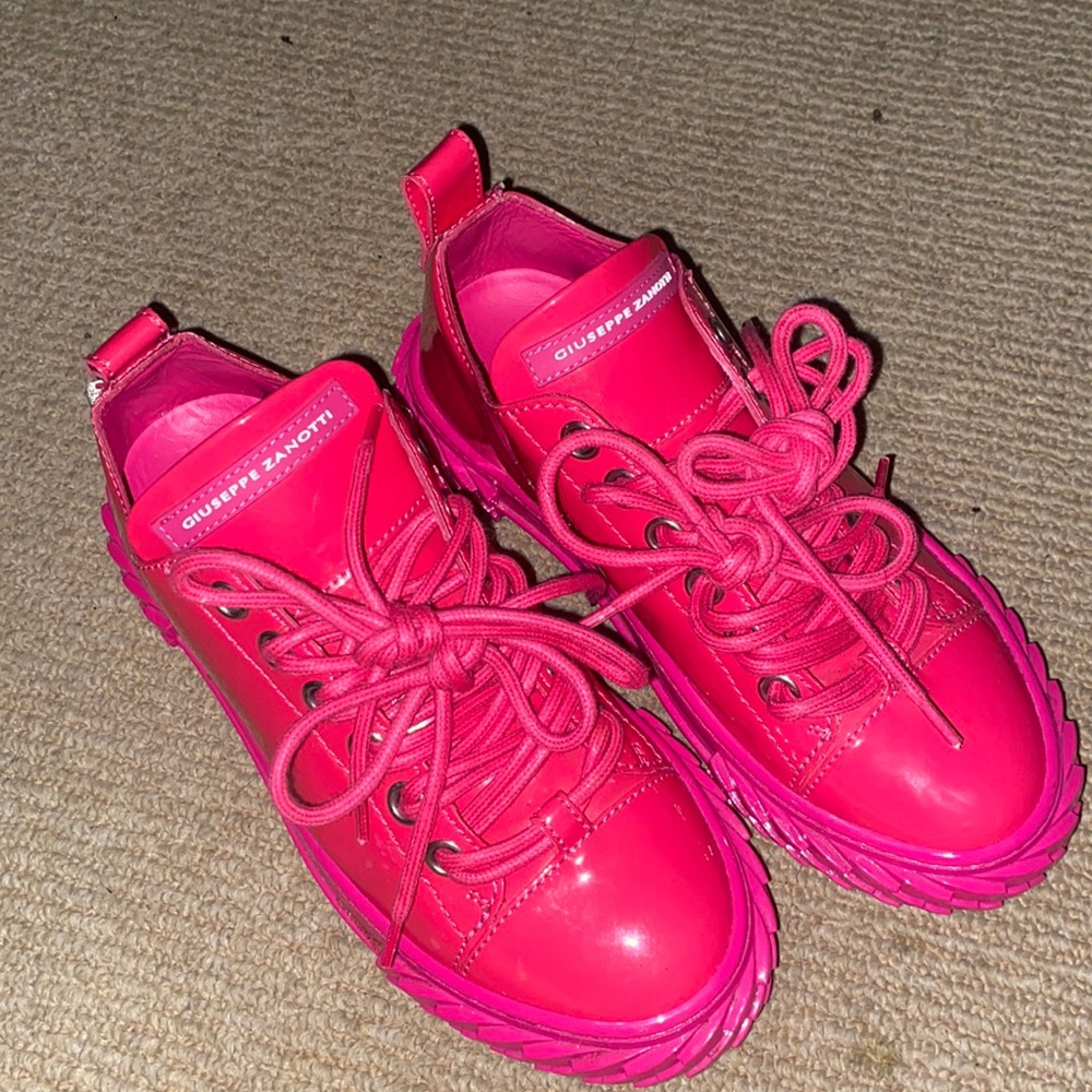 Giuseppe hot pink